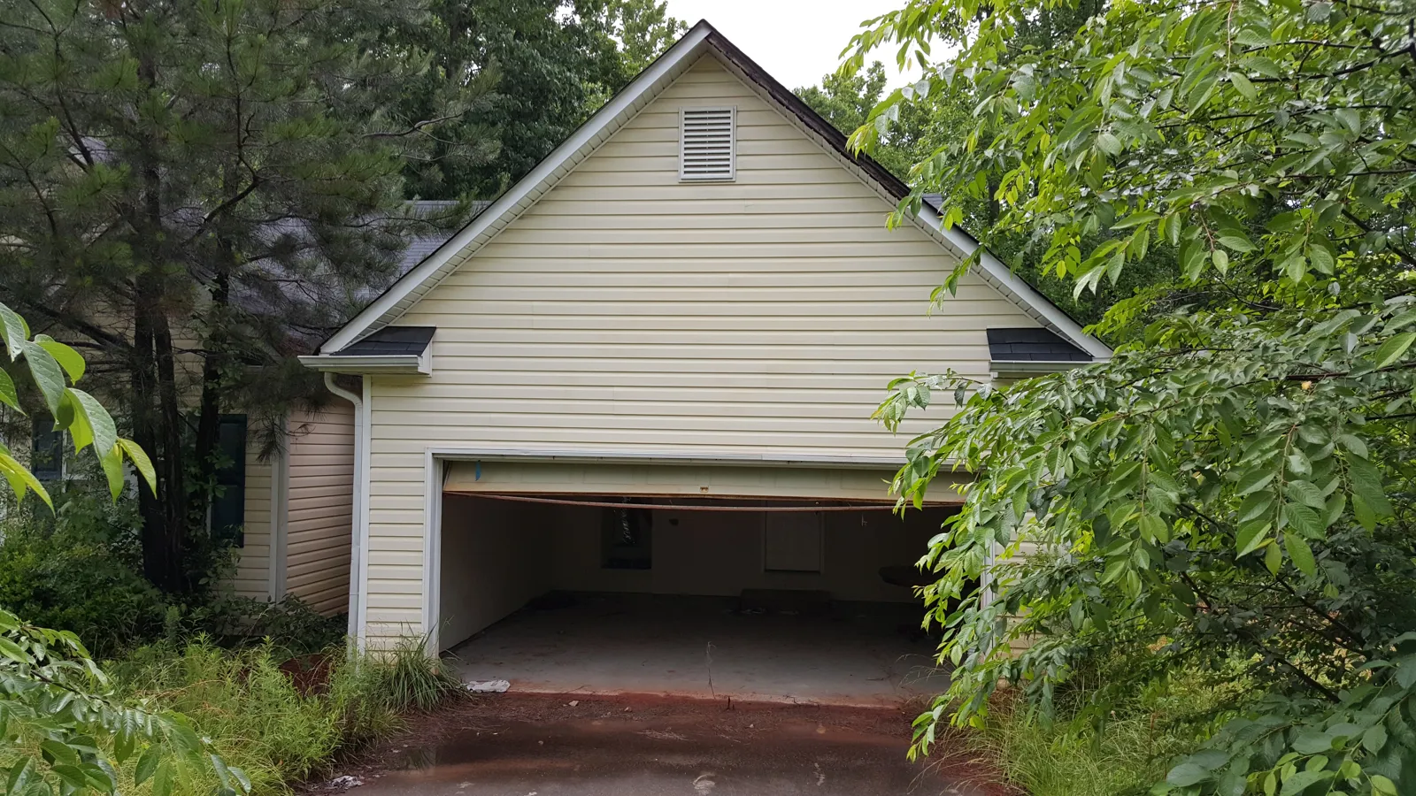 Why Cash Buyers Are Perfect for Abandoned Properties in Buford