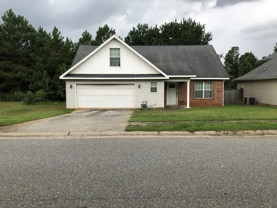 A brick and vinyl ranch-style home in Warner Robins